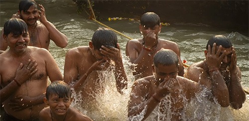 מתרחצים בהודו