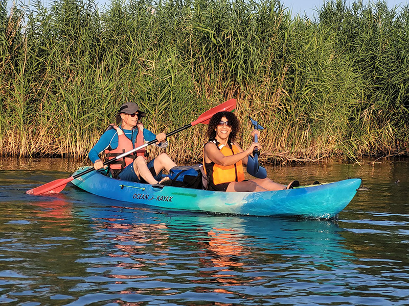 קיאקים בזריחה