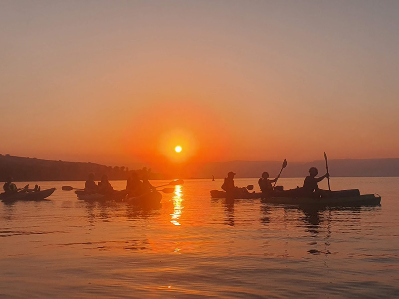 קיאקים בשקיעה